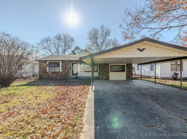 608 SE 6th St, Wagoner, OK 74467