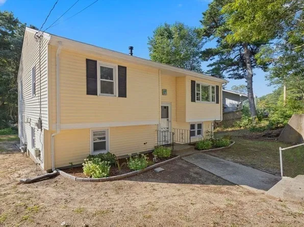 8 Shangri La Blvd, Wareham, MA 02571