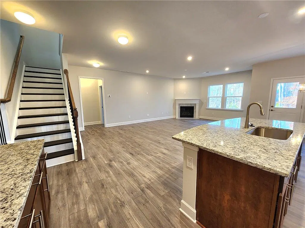 4 bed, 3.5 bath, 2751 sqft, $2,500 — Photo 4