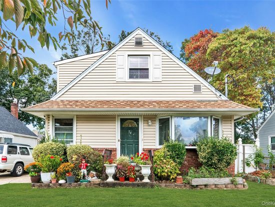 54 E 15th Street, Huntington Station, NY 11746