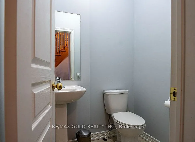 11 Vanderpool Cres #1 — Photo 5
