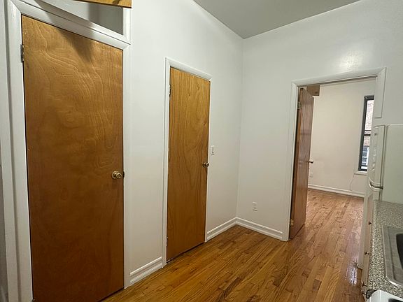 4th image of 221 E 32nd St APT 10