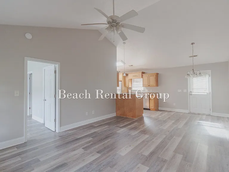 204 Macarthur Dr — Photo 8