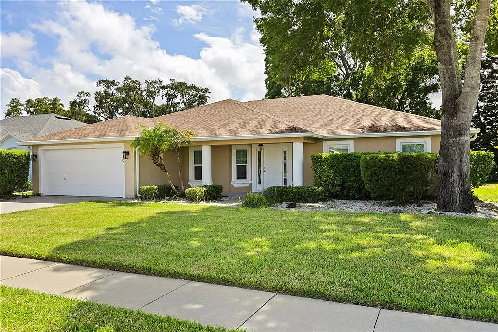 4 bed, 2.0 bath, 2242 sqft, $2,400 — Photo 2