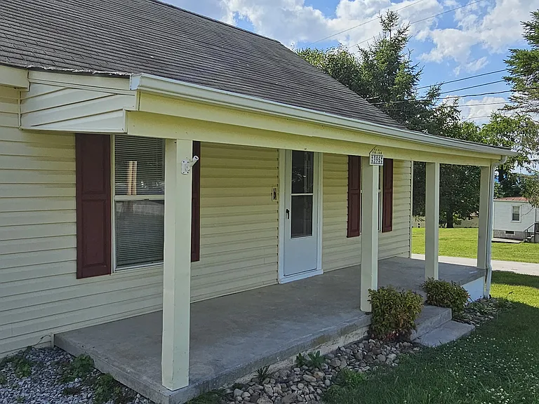 395 Clearview Dr — Photo 2