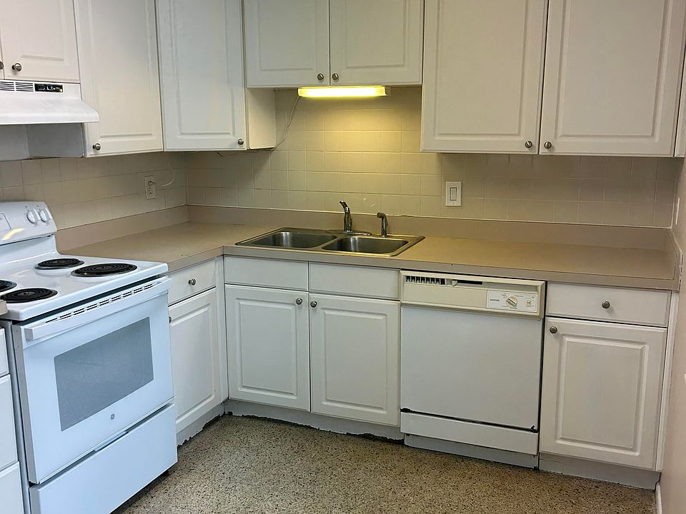 1st image of 560 73rd Ave N