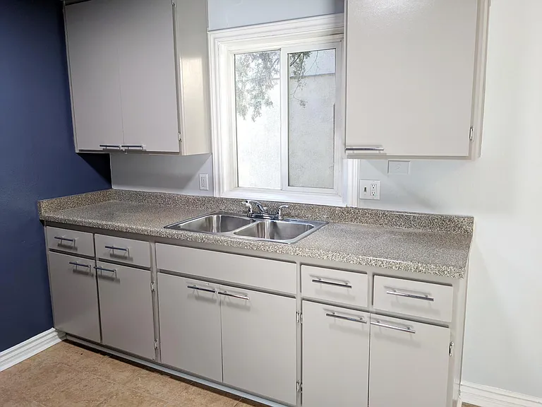 2655 E Park Ln #B — Photo 4