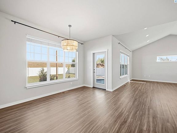 4th image of 505 Prairie Ave