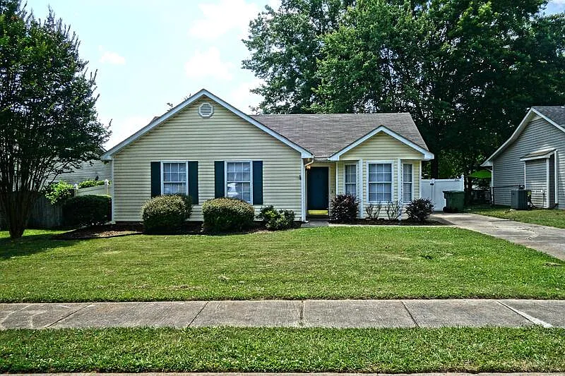 3 bed, 2.0 bath, 1275 sqft, $1,400 — Photo 1