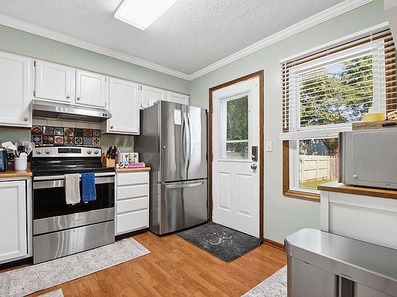 5th image of 638 Executive Blvd