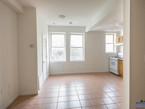 4th image of 167 N Grove St #3BR