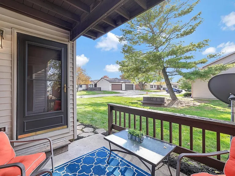 1115 Laura Dr — Photo 3