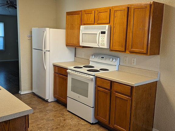 5th image of 905 SW 153rd St