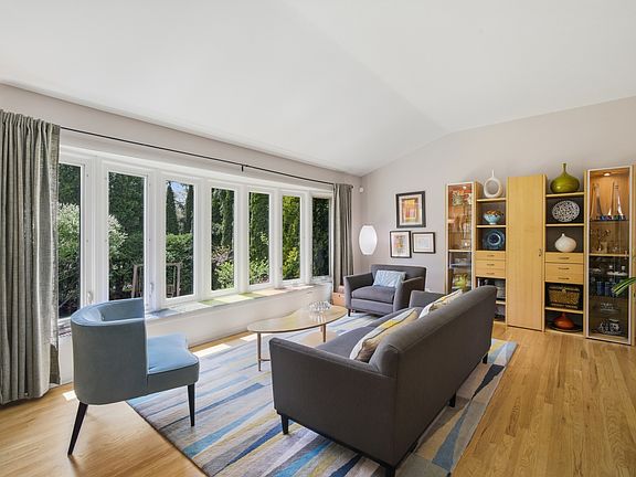 4th image of 12 Turnbull Woods Ct