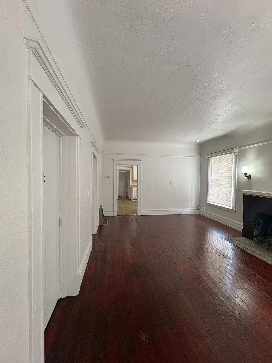 Building Photo - 423 E Rose St #421