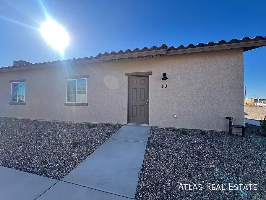 Newer 3 Bedroom Unit Near U Of A! — Photo 4