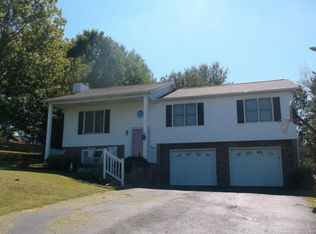 2 Hunters Ct, Johnson City, TN 37601