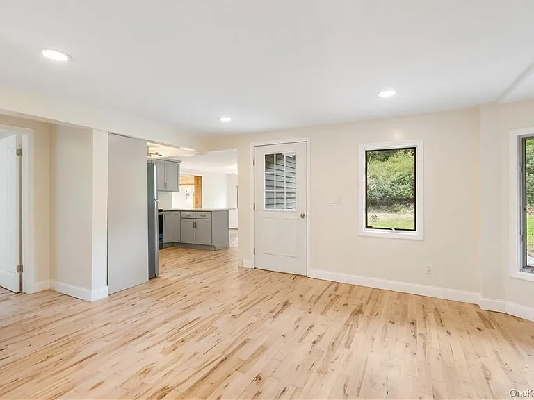 1667 Shandelee Rd — Photo 10