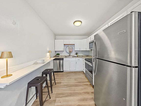 4th image of 834 Perry St