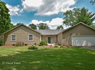 910 S Sharon Dr, Woodstock, IL 60098