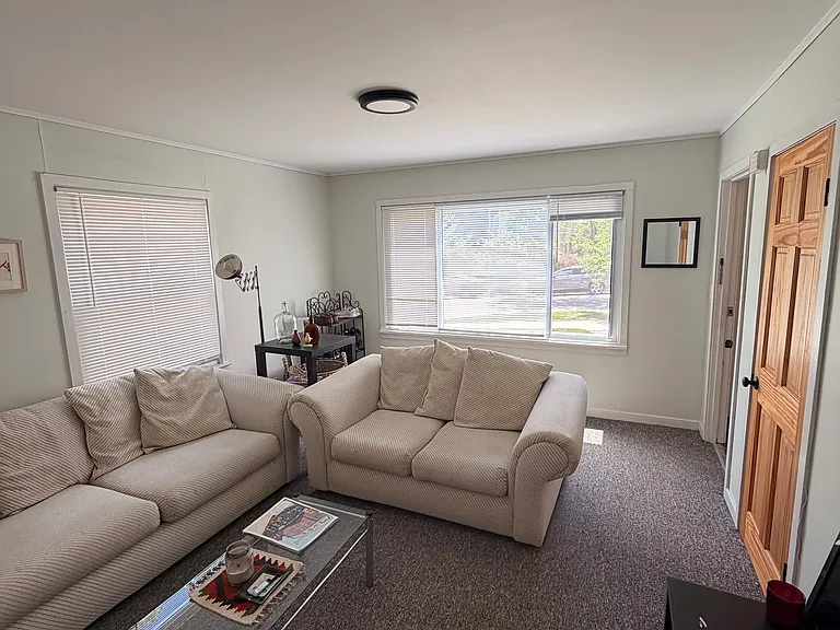 606 W Summit St #2 — Photo 3