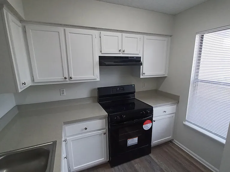 1201 Douglas St #4 — Photo 8