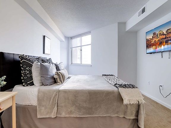 3rd image of 901 N Pollard St #22203-13-ID1022354P