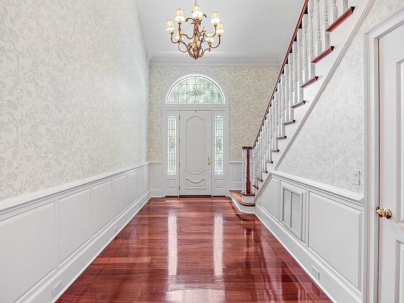 3rd image of 524 Woodfern Ct