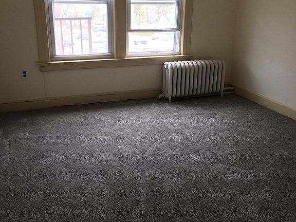 large bedroom rw/new carpet