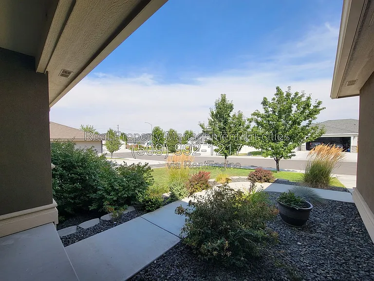 1108 S Kansas Pl — Photo 3