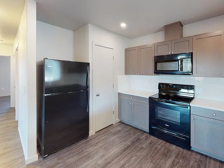 223 Stockton Ave — Photo 4