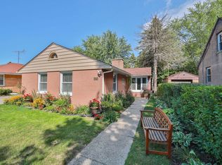 905 Leith Ave, Waukegan, IL 60085