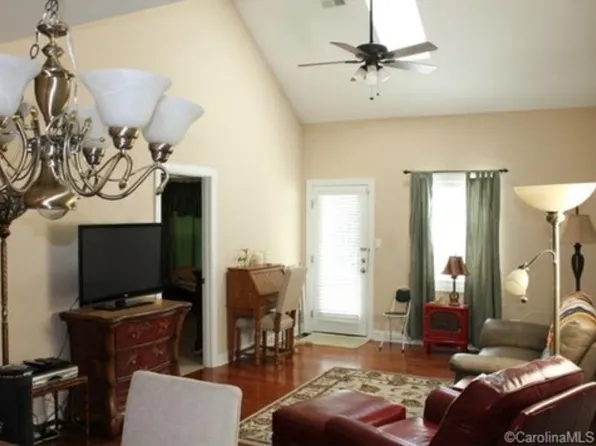 1087 Laurel Ln, Gastonia, NC 28054