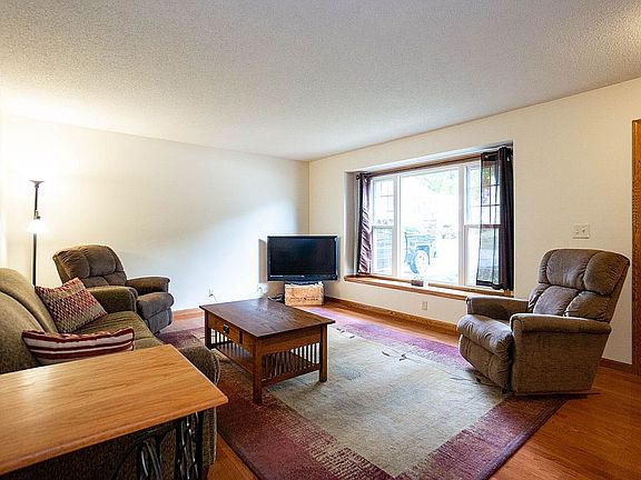 3rd image of 904 Cade Ct