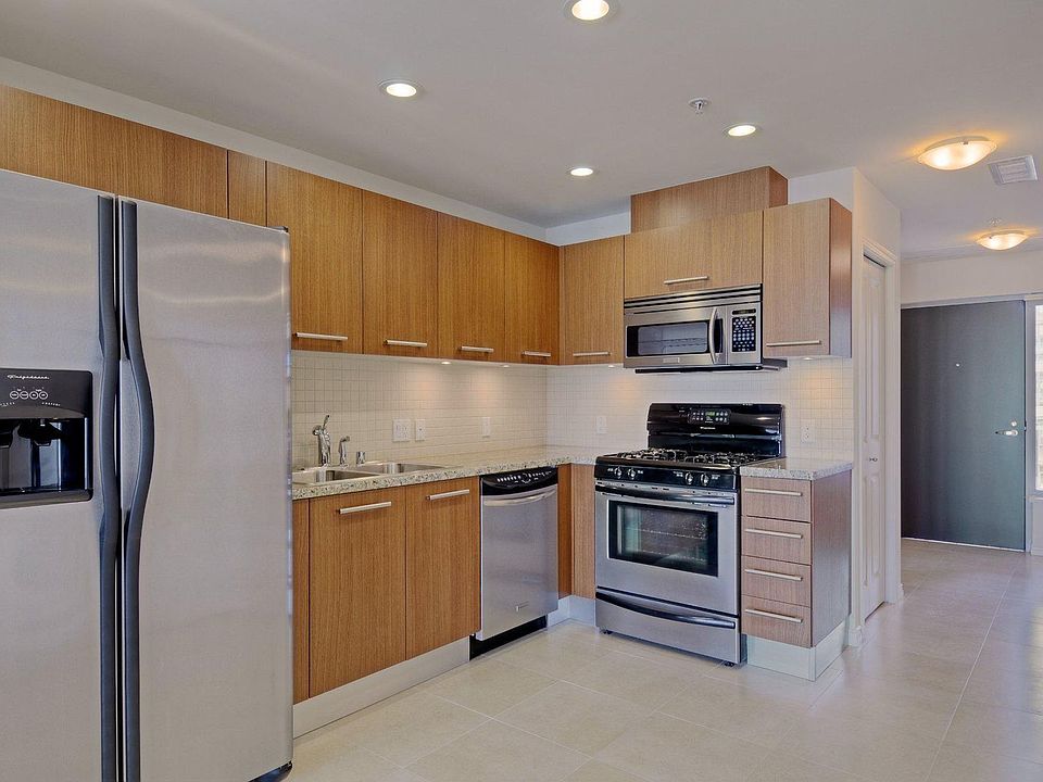 1st image of 825 W Beech St Unit 302