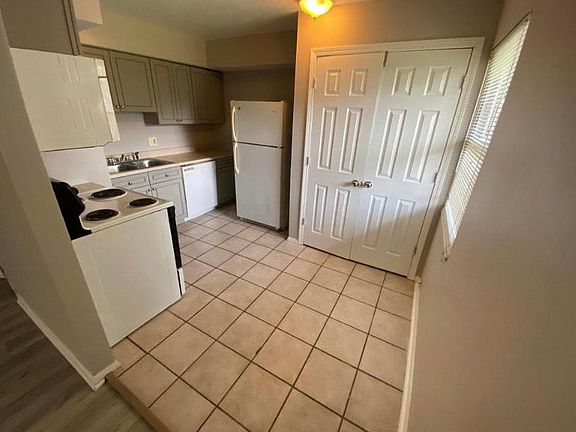 4th image of 2582 Dayton Ave APT A