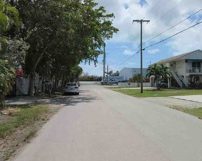 2nd image of 1 Calle Uno