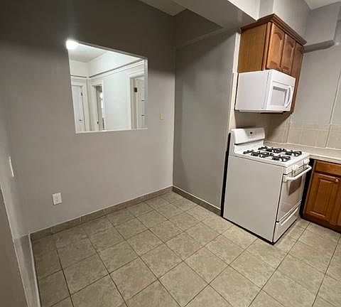 3rd image of 625 Powell St APT 23