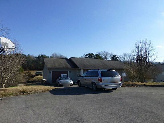 3rd image of 3242 Bloomfield Cir
