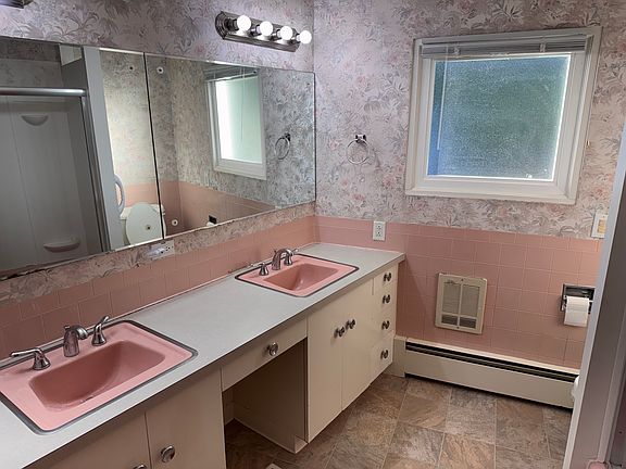 5th image of 601 Edgemont Way