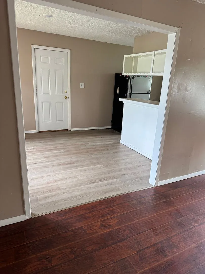 132 N Comanche — Photo 4