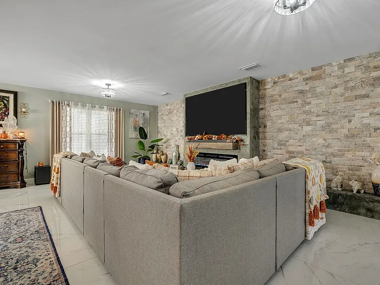 4800 Silent Creek Ln — Photo 9