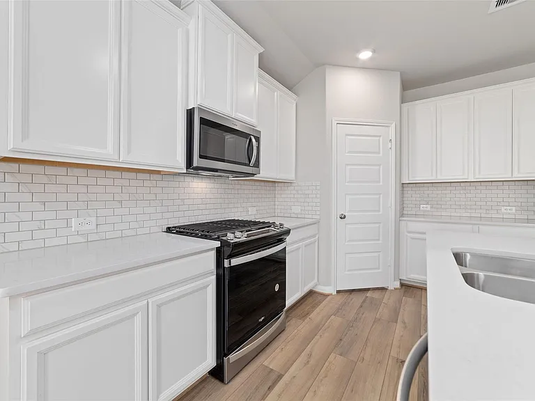 21518 Carbone Ln — Photo 10