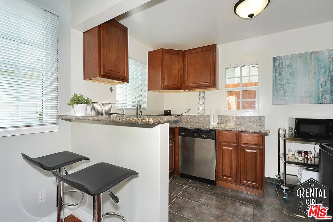 2 bed, 1.0 bath, 700 sqft, $3,226 — Photo 4