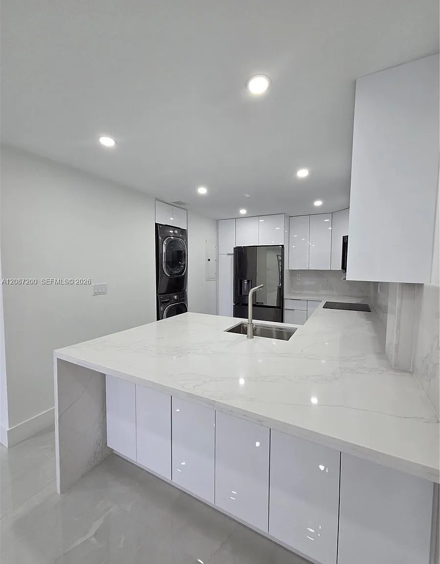 Olympian Gdn Condo — Photo 1