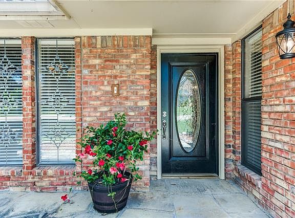 3rd image of 2921 Cambridgeshire Dr