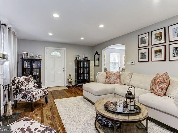 4th image of 108 N Columbus St