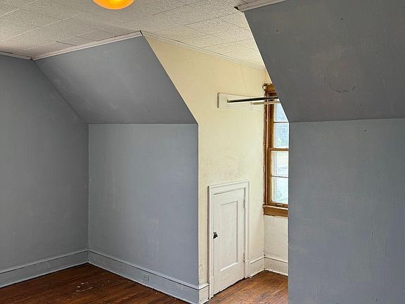 4th image of 1706 Glenn St