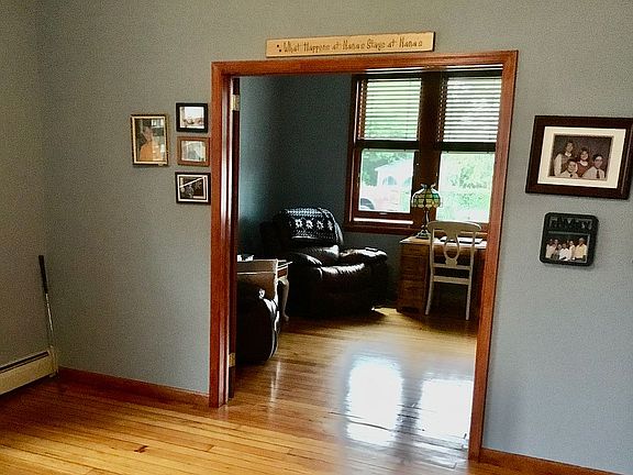 Entry room to front tv
