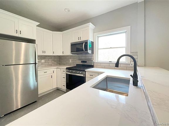 4th image of 829 W Boston Post Rd APT 3